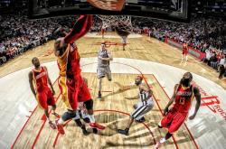 开云官网-隔空共振，钢铁雄鹰与熔炉之火—双线告捷背后的竞技之势