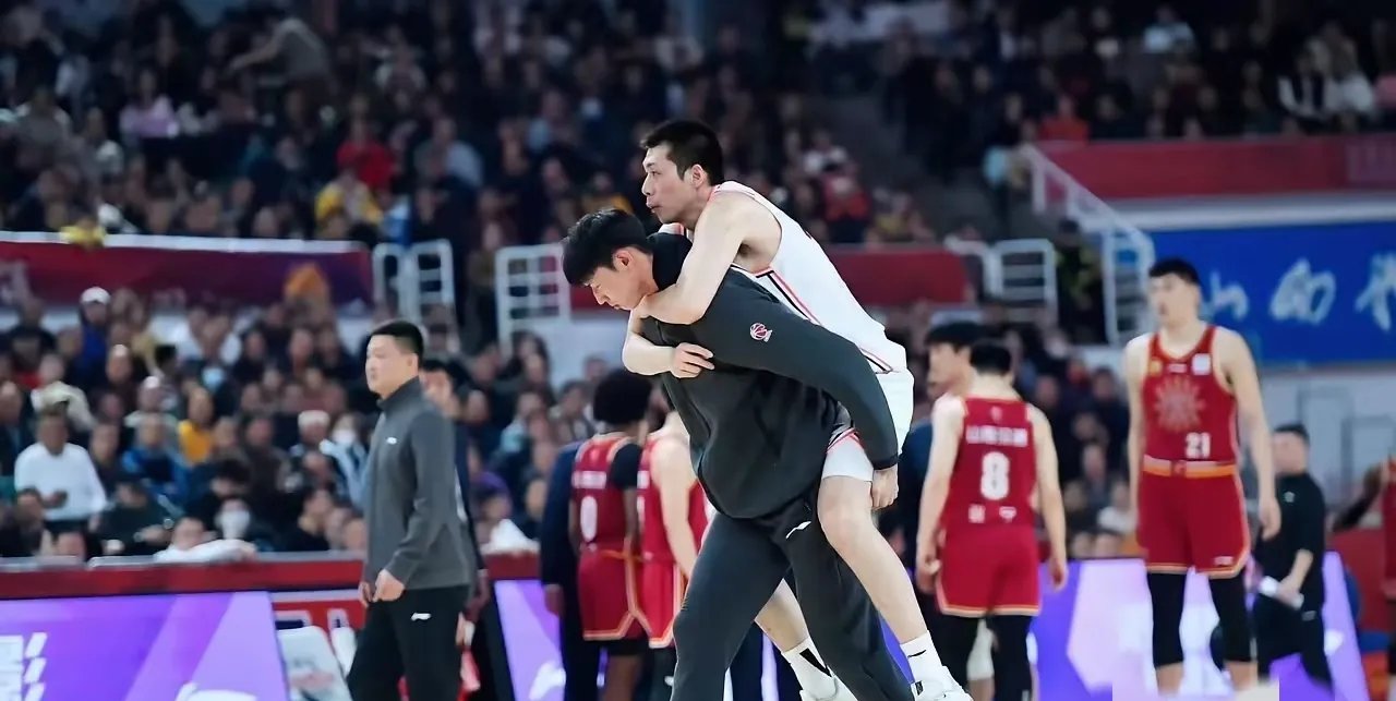 双方激烈交锋，比赛中意想不到的结局让人咋舌