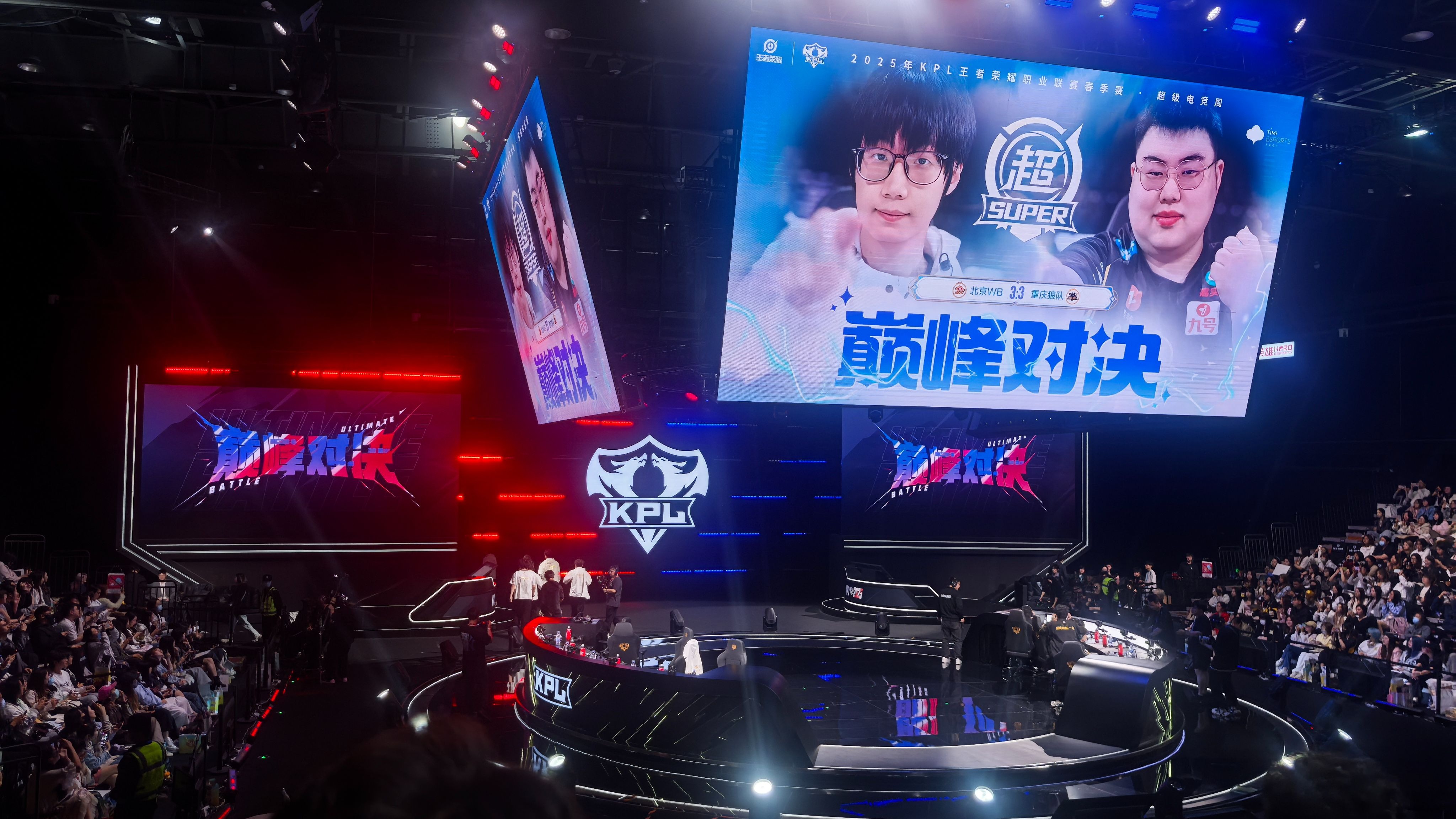 顶级球队交锋，场上激烈对抗令观众热情高涨