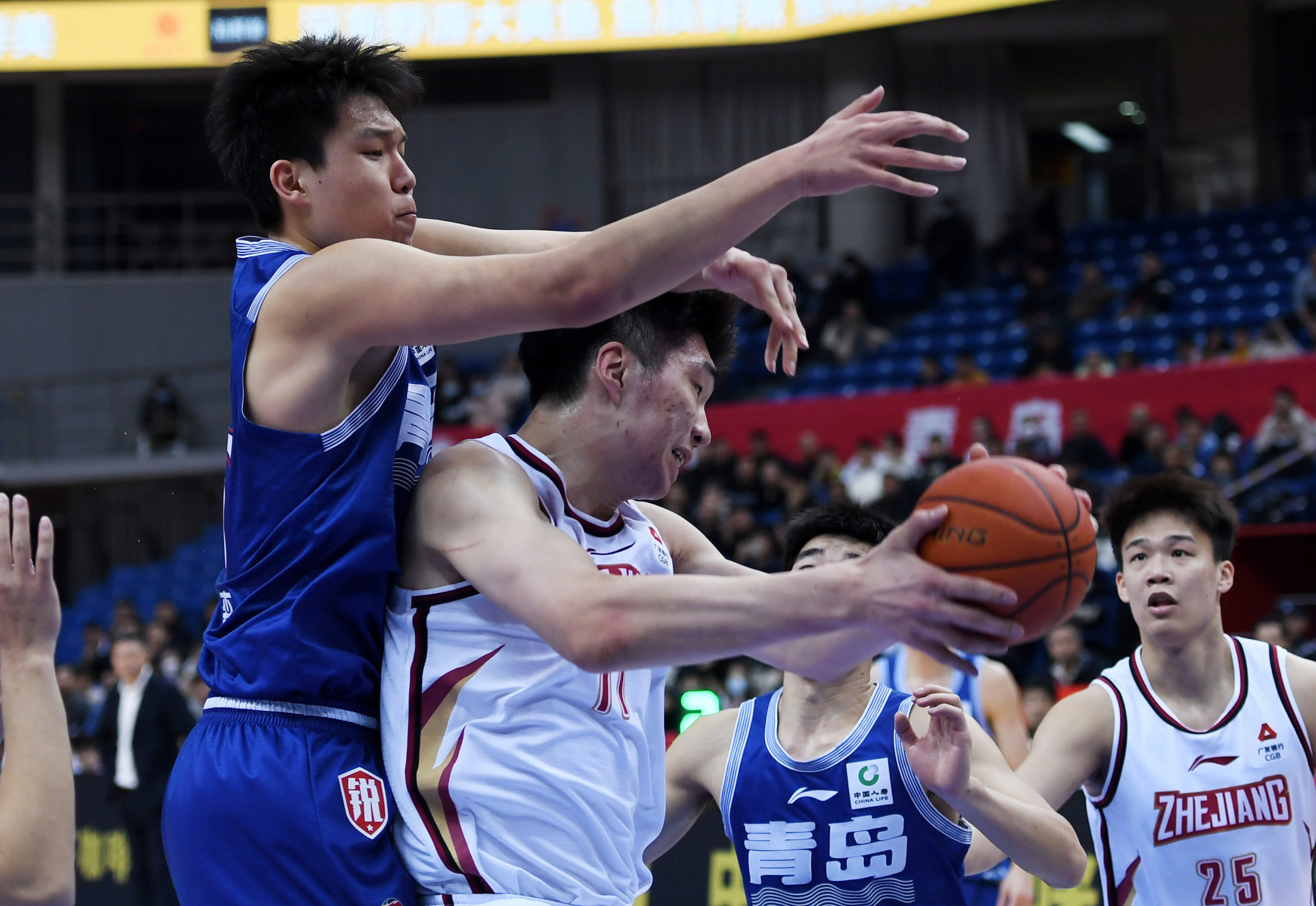 包含深圳队迎战青岛队，火药味十足的词条