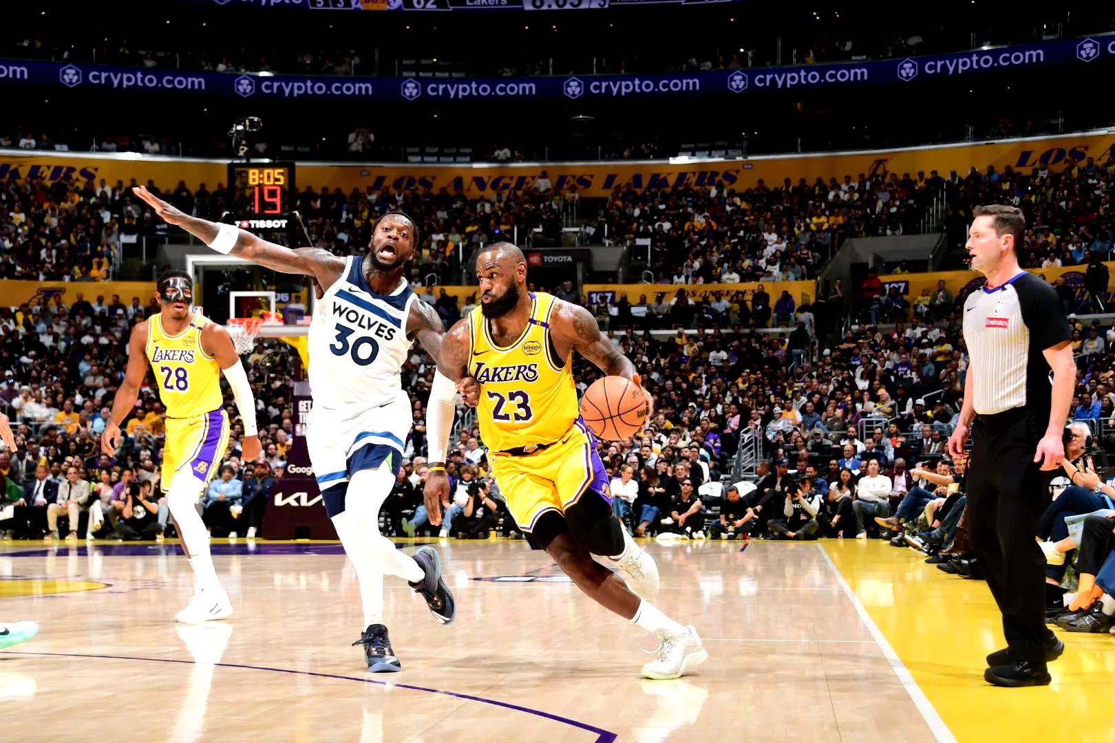 湖人大破森林狼,主场连胜达六场 湖人大破森林狼,主场连胜达六场