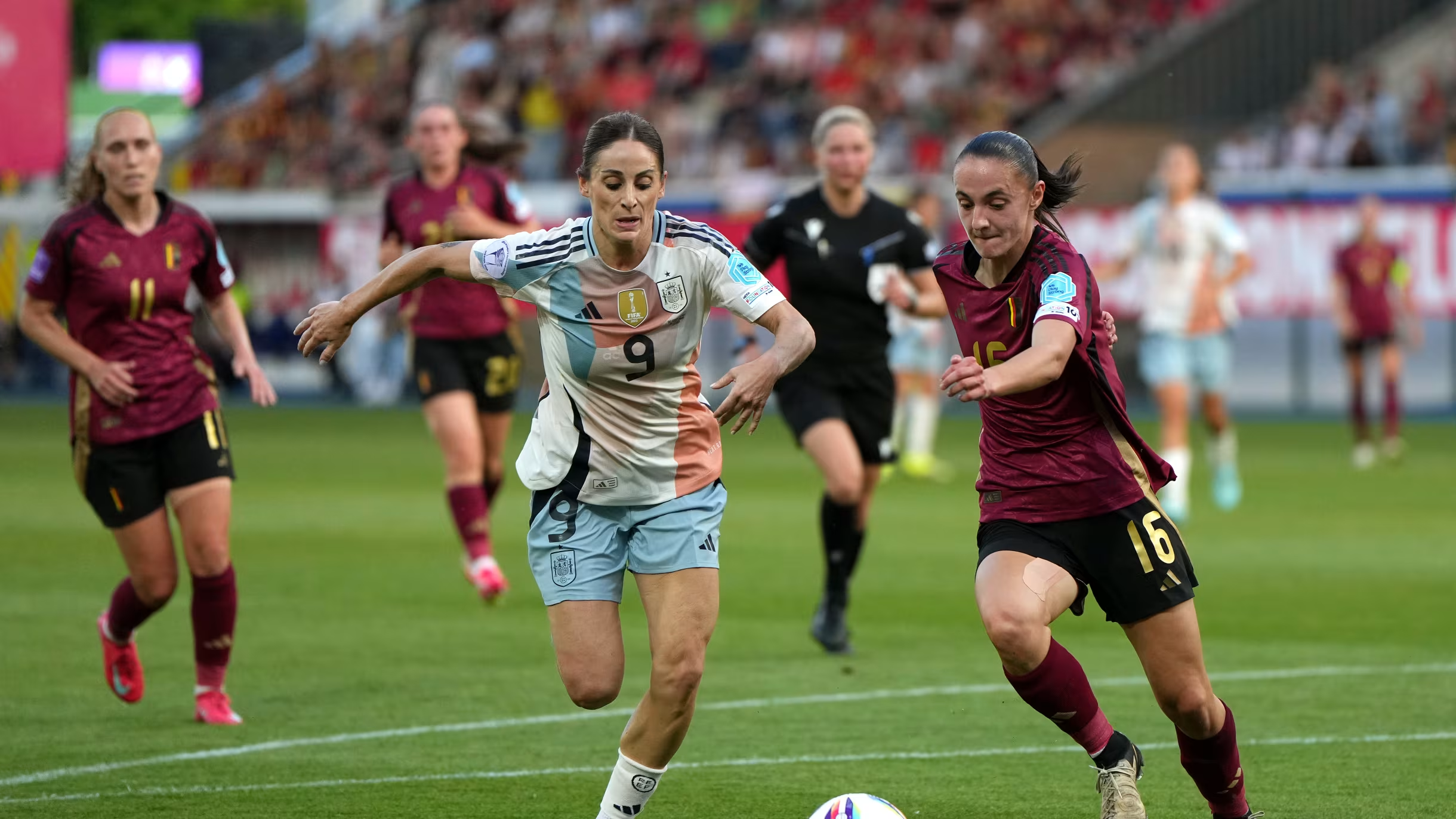 女子足球选手在比赛中展现出色战术