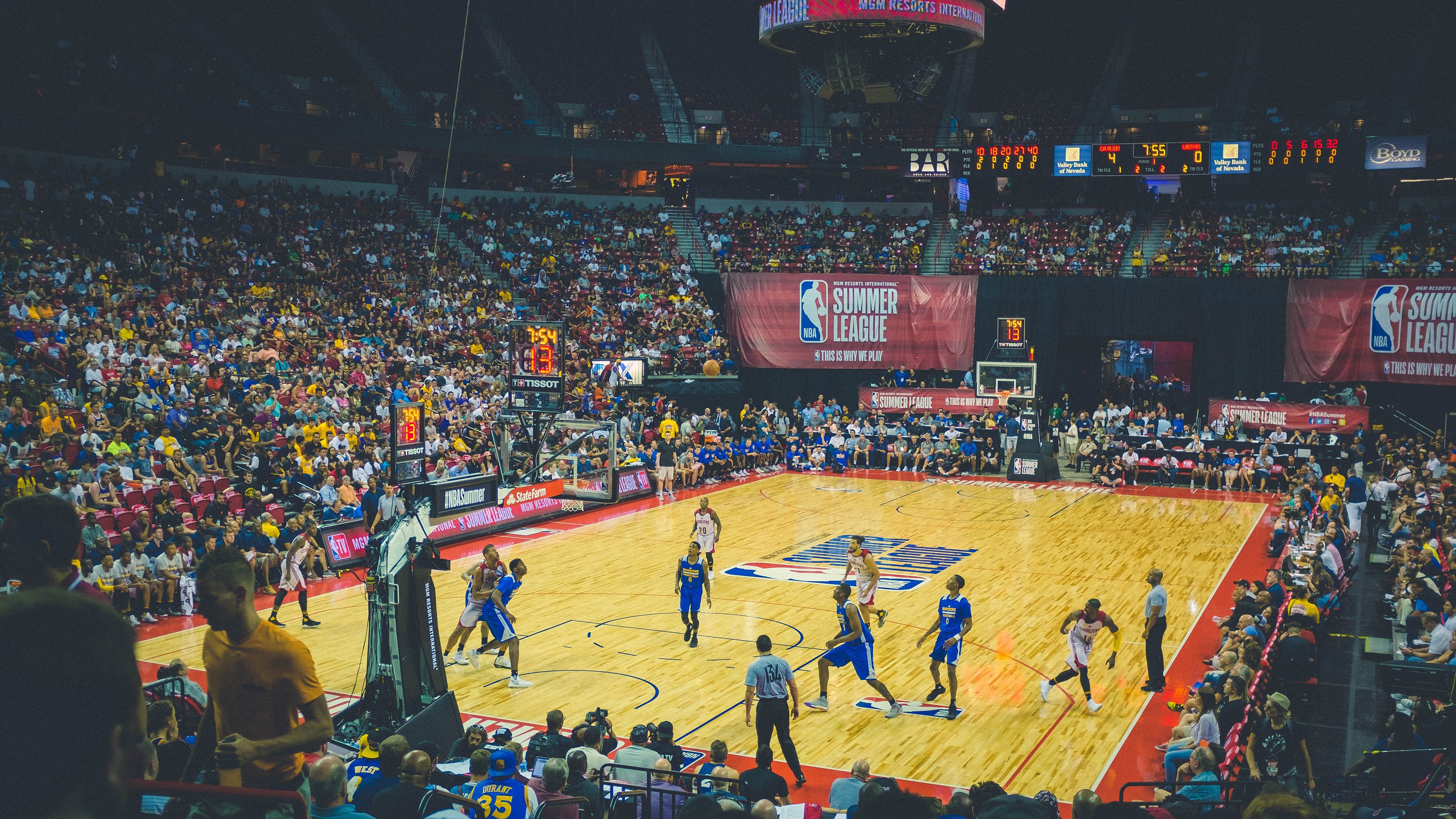 世界之巅的独舞，库里用三分雨改写巅峰竞技场命运