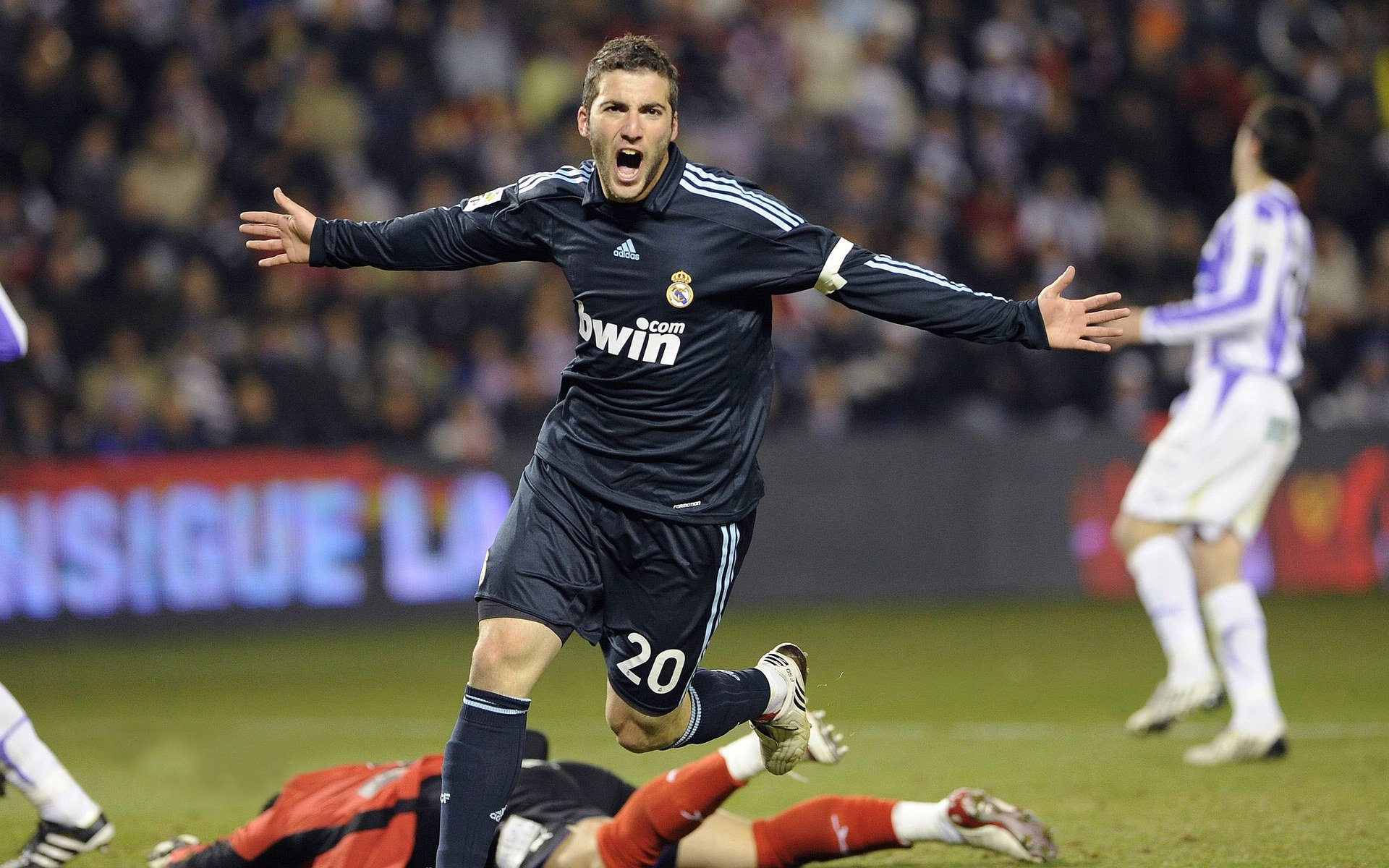 独属于老派的胜利，梅赛德斯横扫哈斯，阿隆索用纪录写下新传奇